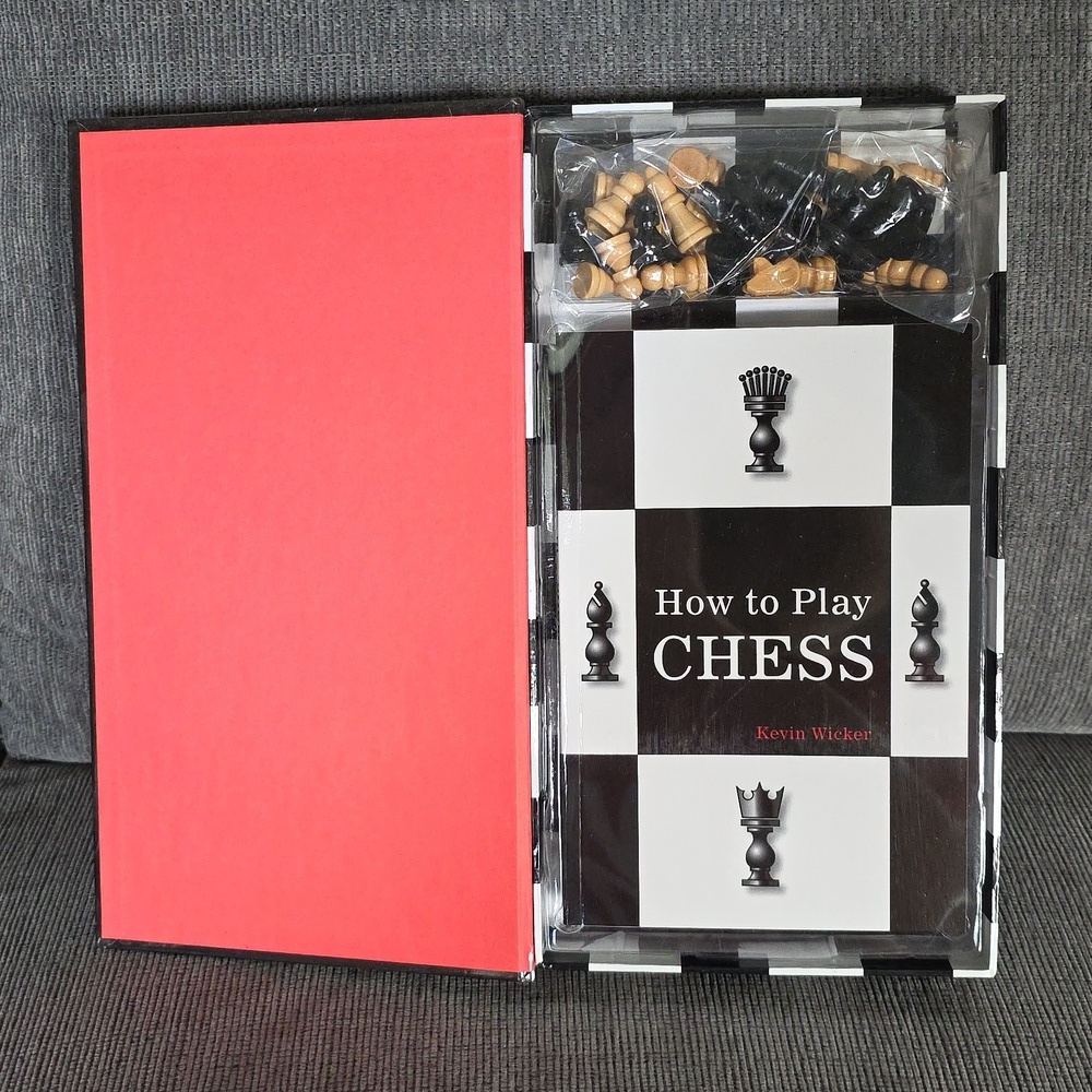 The Chess Set with Illustrated Book, Pieces, And Board. New. - Picture 2 of 8